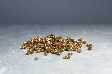 Gri mermer masada altın külçeler, yakın plan.