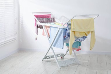 Evde temiz çamaşırlarla kuru askı.