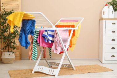 Evde temiz çamaşırlarla kuru askı.