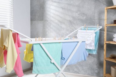 Evde temiz çamaşırlarla kuru askı.