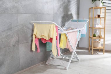 Evde temiz çamaşırlarla kuru askı.