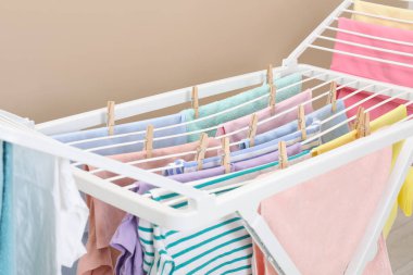 Evde temiz çamaşırlarla kuru askı, yakın çekim.