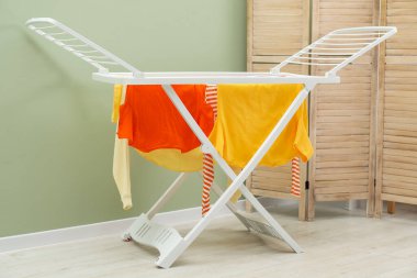 Evde temiz çamaşırlarla kuru askı.