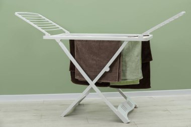 Evde temiz çamaşırlarla kuru askı.