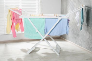 Evde temiz çamaşırlarla kuru askı.