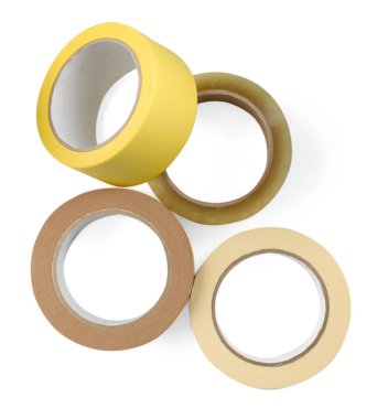 Beyaz, üst görünümde izole edilmiş farklı yapıştırıcı bantların ruloları