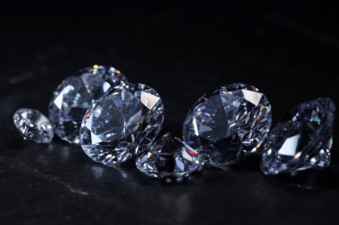 Siyah arkaplanda güzel parlak taşlar, yakın plan.