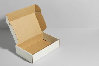 Beyaz arka planda açık bir karton kutu. Tasarım için model