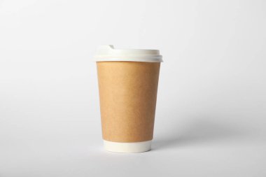 Beyaz arka planda kapaklı kağıt bardak. Tasarım için model