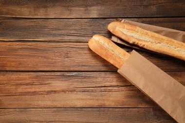 Tahta masa üzerinde taze baget torbaları, üst manzara. Metin için boşluk