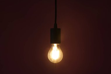 Arkaplanda asılı parlayan ampul