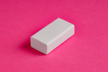 Pembe arkaplanda bir silgi, yakın çekim görünümü