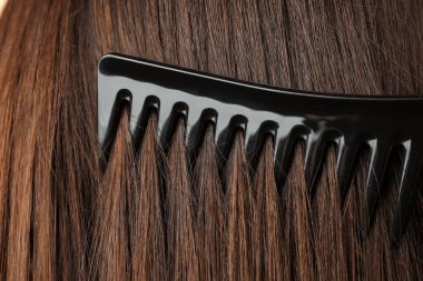 Saçları plastik tarakla taramak, yakın görüş