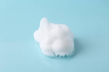 Açık mavi arkaplanda kabarık köpük örneği