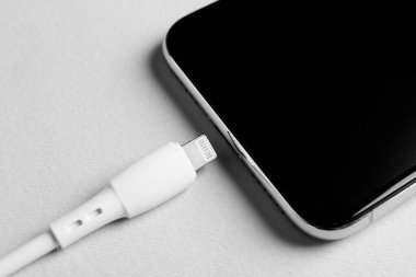 USB kablo ve akıllı telefonu beyaz arkaplanda şarj et, kapat