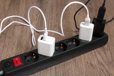 Güç kablosu kablosu olan USB adaptörleri zeminde, yakın plan