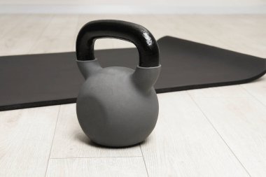 Bir ağır kettlebell ve paspas.