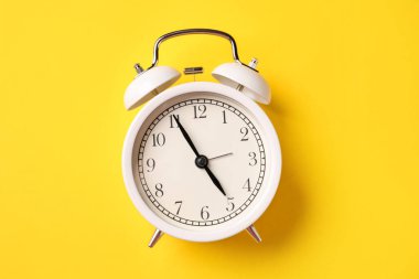 Sarı arkaplanda beyaz alarm saati, üst görünüm