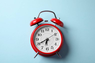 Açık mavi arkaplanda kırmızı alarm saati, üst görünüm