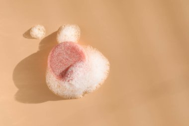 Şeftali arkaplanlı köpüklü sabun barı, üst manzara. Metin için boşluk