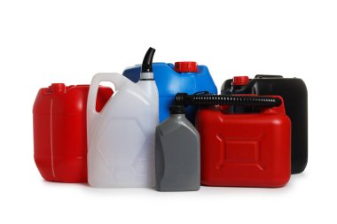 Birçok farklı plastik kaplar beyaza izole edilmiş.