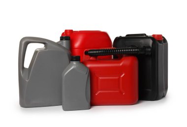 Birçok farklı plastik kaplar beyaza izole edilmiş.
