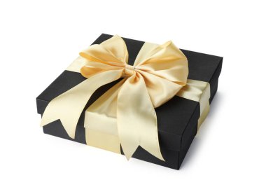 Hediye kutusu beyaz izole altın yay ile