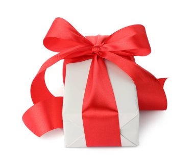 beyaz izole kırmızı fiyonklu hediye kutusu