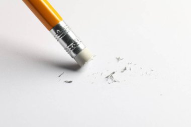 Beyaz kağıt üzerine silgi ile kalem kullanarak, yakın plan