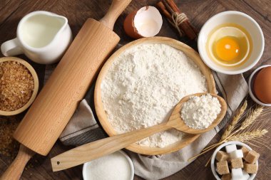 Hamur için merdane ve malzemeler ahşap masada, düz yerde.