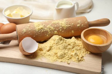 Beyaz masada merdane ve farklı malzemeler var.