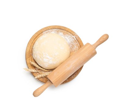 Yuvarlak iğne, hamur ve çiviler beyaza izole edilmiş, üst manzara