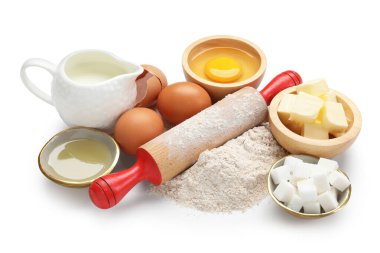 Merdane ve farklı malzemeler beyaza izole edilmiş.