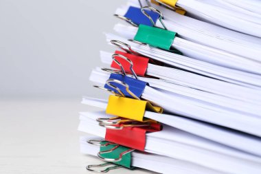 Masanın üzerinde kağıt parçaları olan ataçlar, yakın plan. Metin için boşluk