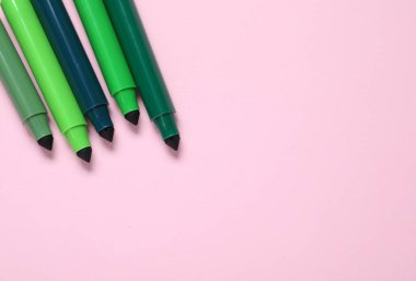 Pembe arka planda bir sürü yeşil işaret var. Metin için boşluk