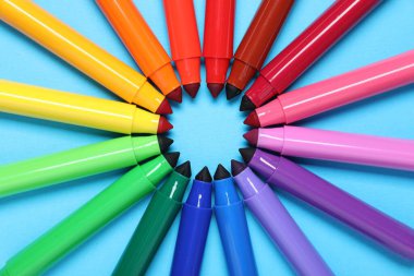 Açık mavi arkaplanda birçok renkli işaret, düz yatıyordu