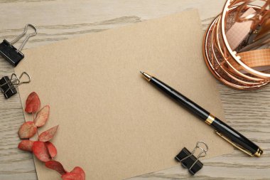 Tahta masa üzerinde farklı kağıt ve kırtasiye kağıtları, düz yatış. Metin için boşluk