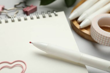 Gri arkaplanda not ve kalem, yakın plan