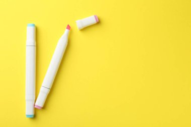 Sarı arka planda iki çift taraflı işaret, düz. Metin için boşluk