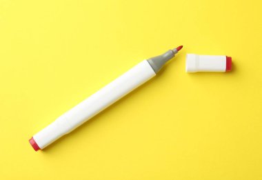 Sarı arkaplanda çift taraflı bir işaret, üst görünüm