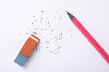 Silgi, kalem ve kağıt üzerindeki kırıntılar, düz konum