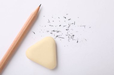 Silgi, kalem ve kağıt üzerindeki kırıntılar, düz konum