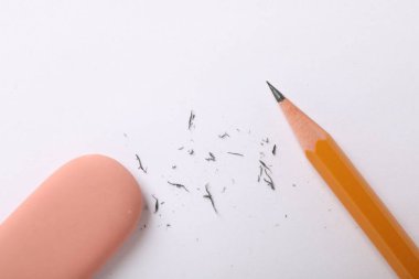 Silgi, kalem ve kağıt üzerindeki kırıntılar, düz konum