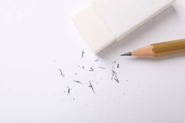 Silgi, kalem ve kağıt üzerindeki kırıntılar. Metin için boşluk