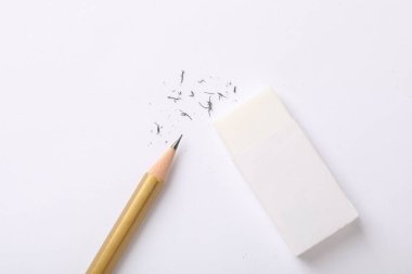 Silgi, kalem ve kağıt üzerindeki kırıntılar, düz konum