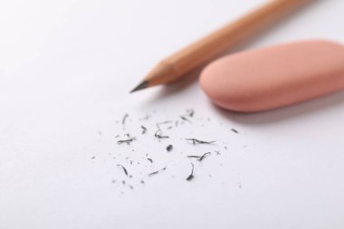 Silgi, kağıt üzerinde kalem ve kırıntılar, yakın plan. Metin için boşluk