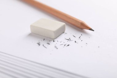 Silgi, kalem ve kırıntılar kağıda, yakın plan