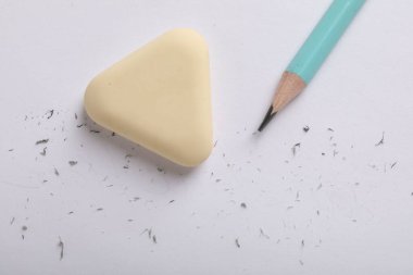 Silgi, kalem ve kağıt üzerindeki kırıntılar, düz konum