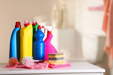 Banyodaki masada farklı deterjan ve temizlik malzemeleri var. Metin için boşluk