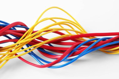Birçok renkli elektrik kablosu beyaza izole edilmiş.
